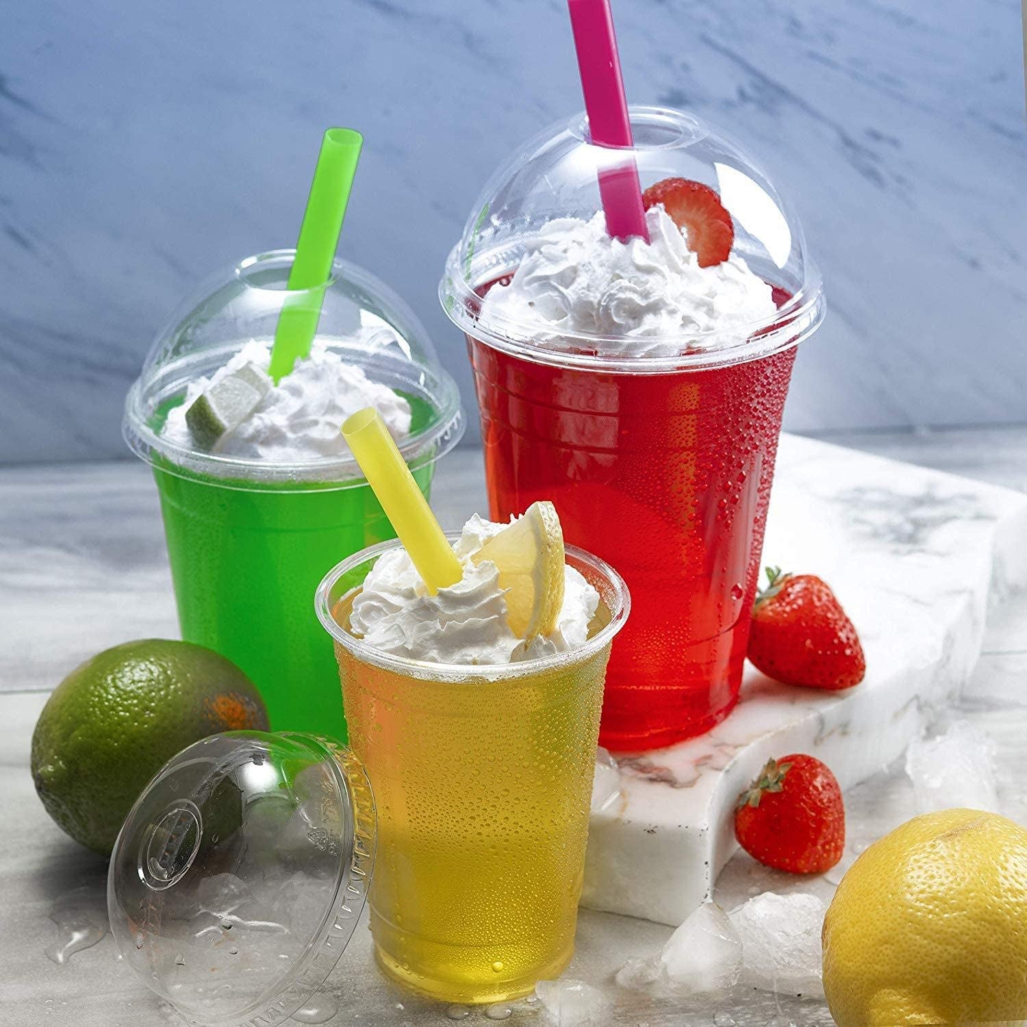 مجموعة أكواب بلاستيكية للمشروبات الباردة مع أغطية دائرية