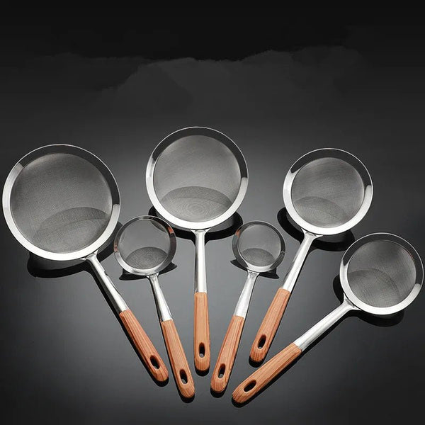 مصفاة شبكية من الستانلس ستيل مع مقبض خشبي