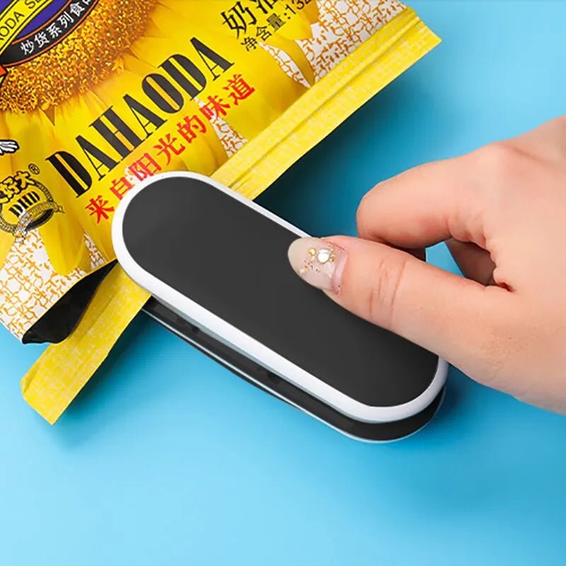 Battery operated heat sealing machine for bags