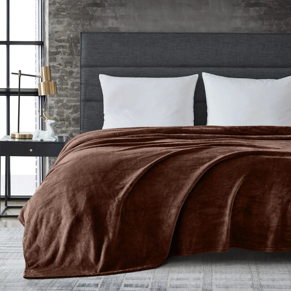 Lightweight double-sized velvet blanket