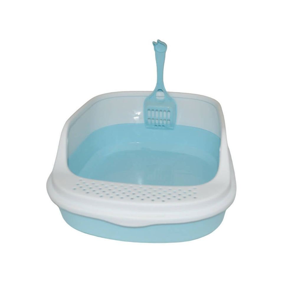 Cat litter box with plastic litter scoop 
