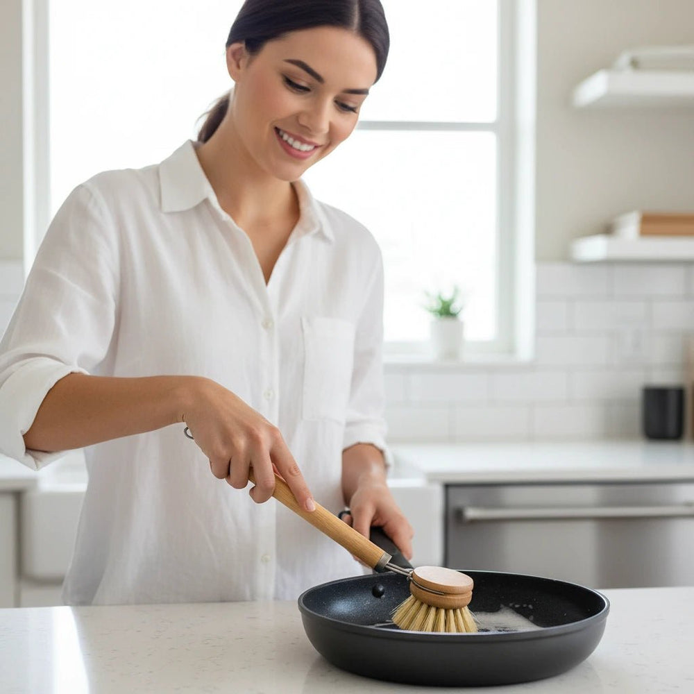 فرشاة تنظيف الأواني والمقالي بمقبض خشبي طويل وشعيرات ناعمة لإزالة البقع من Wooden Handle Dish Cleaning Brush - آنية المنزل الراقي