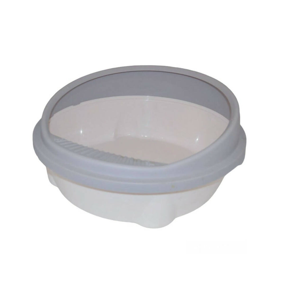 Cat litter box with plastic litter scoop 